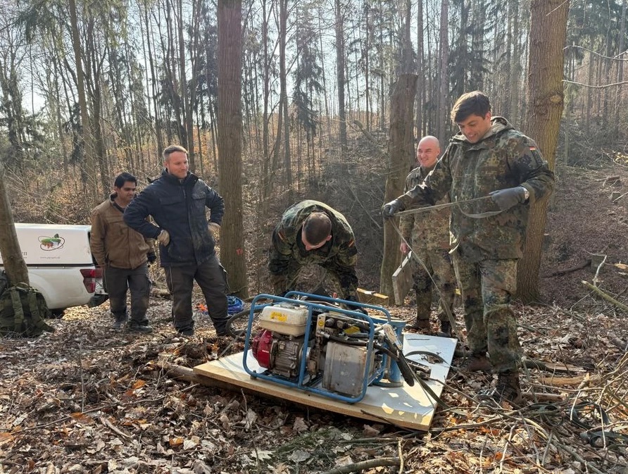 Soldaten der Bundeswehr unterstützen die Firma GTG aus Gera bei den Baugrunduntersuchungen am Standort der künftigen Marienbrücke. Andreas Ladiges von der GTG (2. von links) und Janko Hädrich (rechts), Verbindungsmann der Bundeswehr für das Projekt Marienbrücke.
© Funke Medien Thüringen | Marcel Hilbert